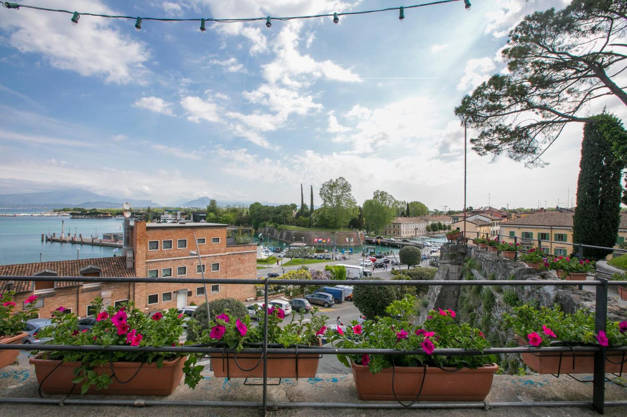 Casa Del Faro - Happy Rentals Peschiera del Garda Bagian luar foto